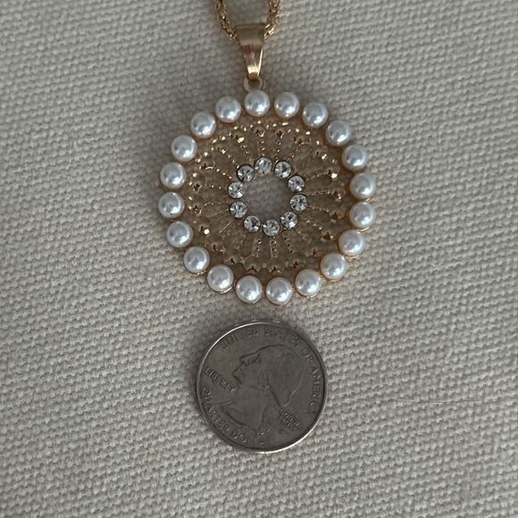 Men’s Gold Tone Faux Pearl Medallion Necklace, 30” Chain, Vintage Boho Rockstar - Picture 7 of 9